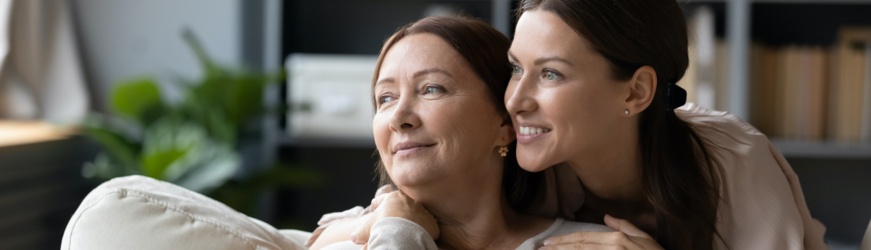 Centro de la Mujer Dos mujeres sonrientes disfrutando de salud plena