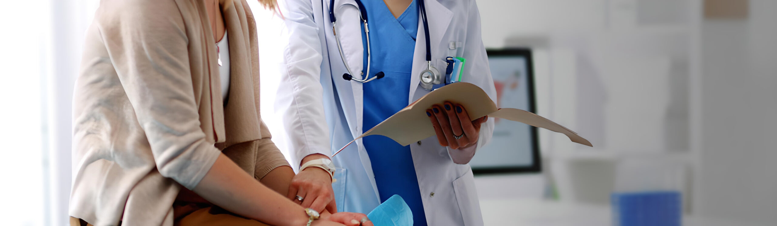 Medicina Preventiva Médica leyendo un documento junto a una paciente