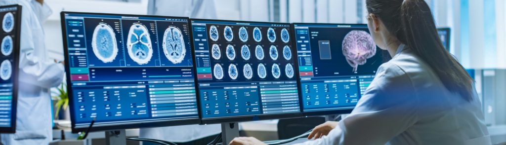 Medica neuróloga revisando estudios del cerebro