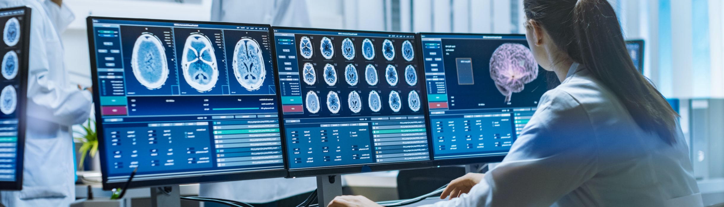 Centro Neurológico ABC Medica neuróloga revisando estudios del cerebro