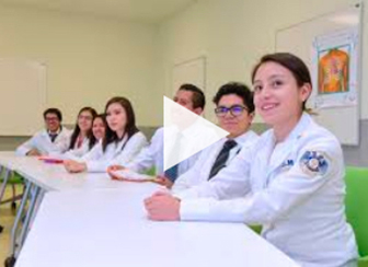 Alumnos en mesa poniendo atención Alumnos en mesa poniendo atención