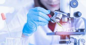 Análisis Clínicos Especialista en bioquímica analizando una muestra con el microscopio