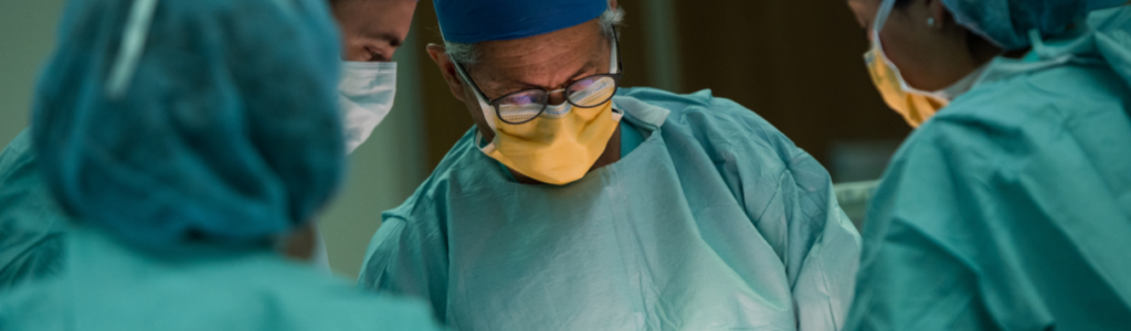 Medicos realizando una cirugía