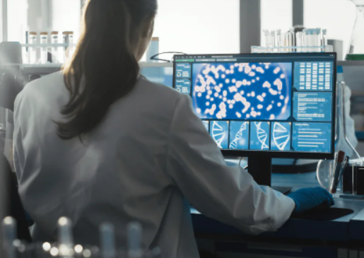 Laboratorio de Patología Molecular Especialista analizando muestras de ADN utilizando técnicas de biología molecular