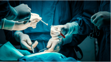 Laboratorio de Patología Quirúrgica Especialistas realizando una cirugía y tomando muestras de tejidos del paciente